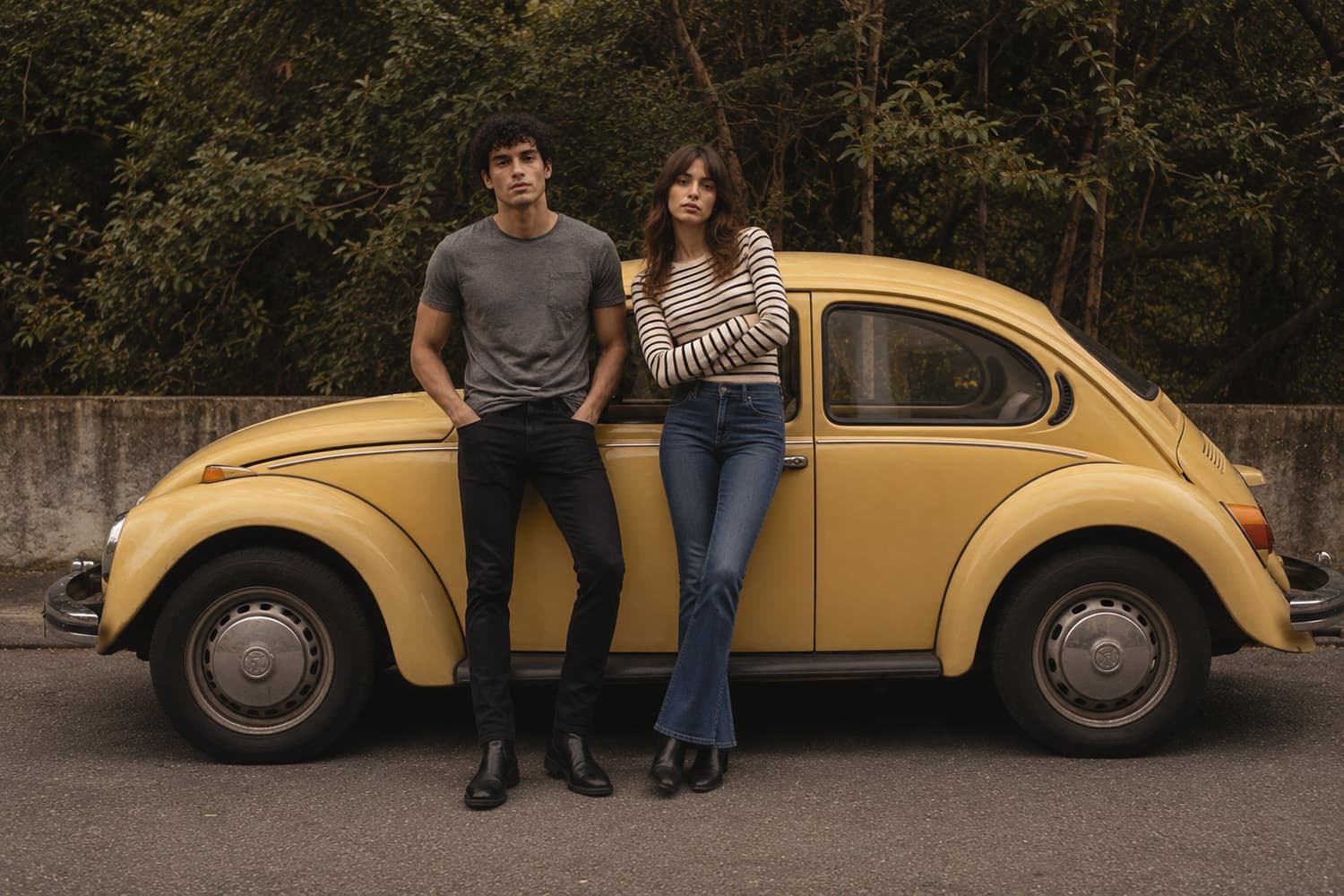 Campaña editorial — pareja apoyada en un VW amarillo, tonos cálidos
